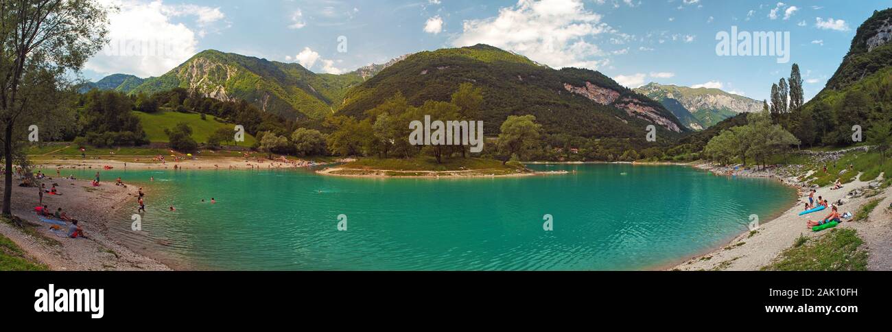 Lago di Tenno (Italien, Alpen) - See in den Bergen mit Insel und Strand, Berge im Hintergrund, Sommer sonniger Tag Stockfoto