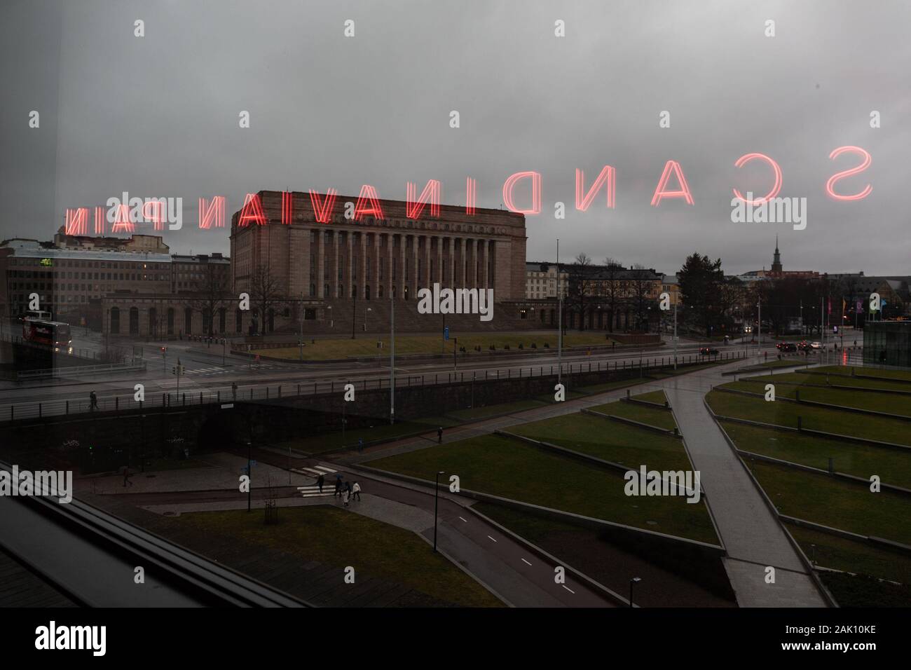 Skandinavische Schmerz - neon Artwork von Ragnar Kjartansson von Kiasma Museum für zeitgenössische Kunst Fenster über das Parlament Finnlands widerspiegelt Stockfoto