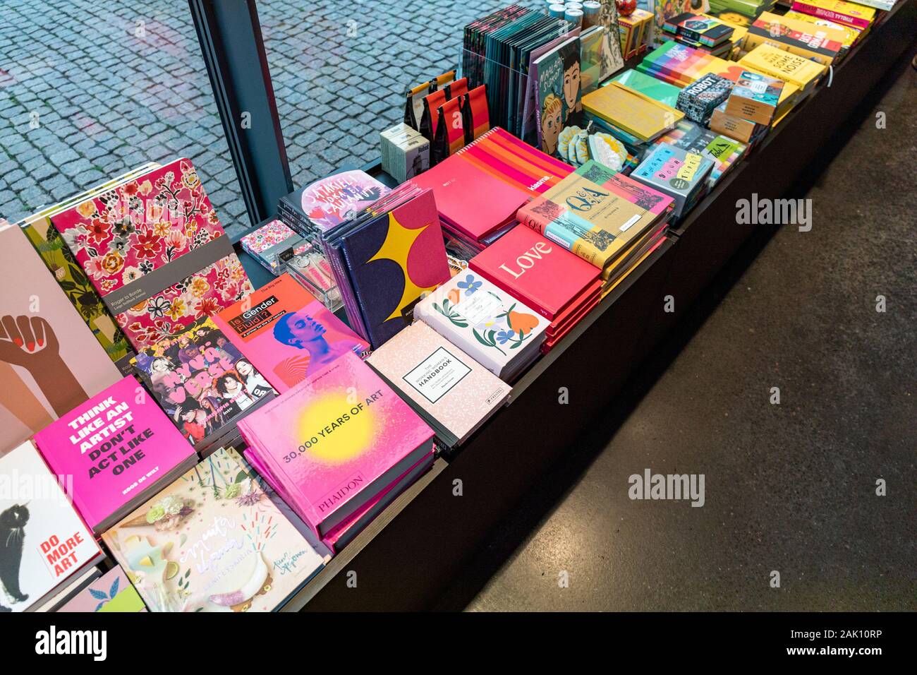 Kunst Bücher Verkauf im Kiasma Museum für zeitgenössische Kunst in Helsinki, Finnland Stockfoto