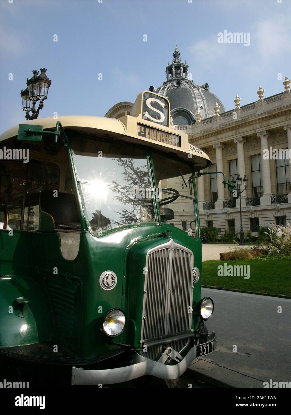 PARIS ALTEN GRÜNEN RENAULT BUS VOR LE PETIT PALAIS - PARIS TRANSPORT GESCHICHTE - PARIS - PARIS - PARIS VINTAGE © Frédéric BEAUMONT Stockfoto