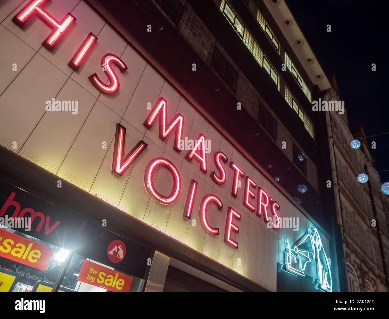 LONDON, Großbritannien - 29. DEZEMBER 2018: Unterschreiben Sie über dem HMV (His Masters Voice) Store in der Oxford Street Stockfoto