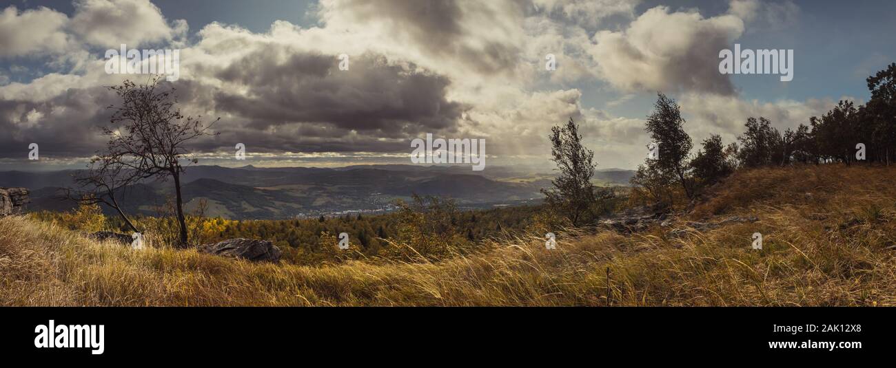 Herbst windige Landschaft - Blick auf das Tal und Mittelböhmische Hochland vom Tafelberg Dezinsky Sneznik (hoher Schneeberg), Tschechische Republik, grasig Stockfoto
