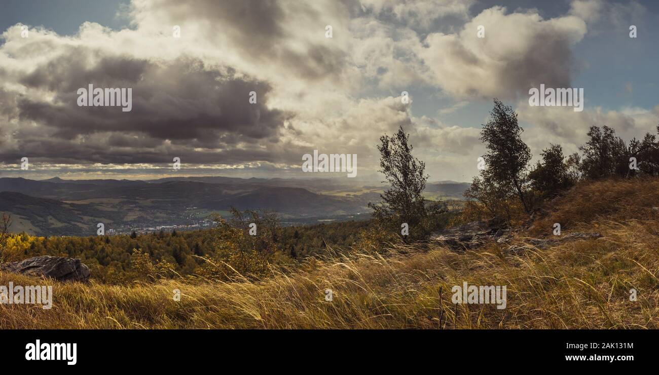 Herbst windige Landschaft - Blick auf das Tal und Mittelböhmische Hochland vom Tafelberg Dezinsky Sneznik (hoher Schneeberg), Tschechische Republik, grasig Stockfoto