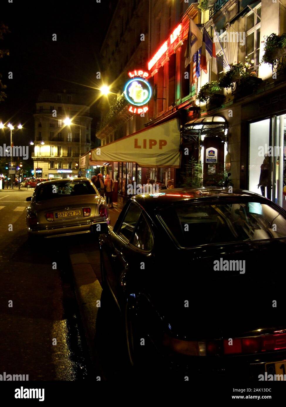 PARIS AUTO - luxuriöse Limousinen- UND SPORT AUTO PARKTE in der Nähe der Brasserie LIPP berühmten Restaurant in St. Germain-des-Prés IN DER NACHT - PARIS BOULEVARD ST GERMAIN © Frédéric BEAUMONT Stockfoto
