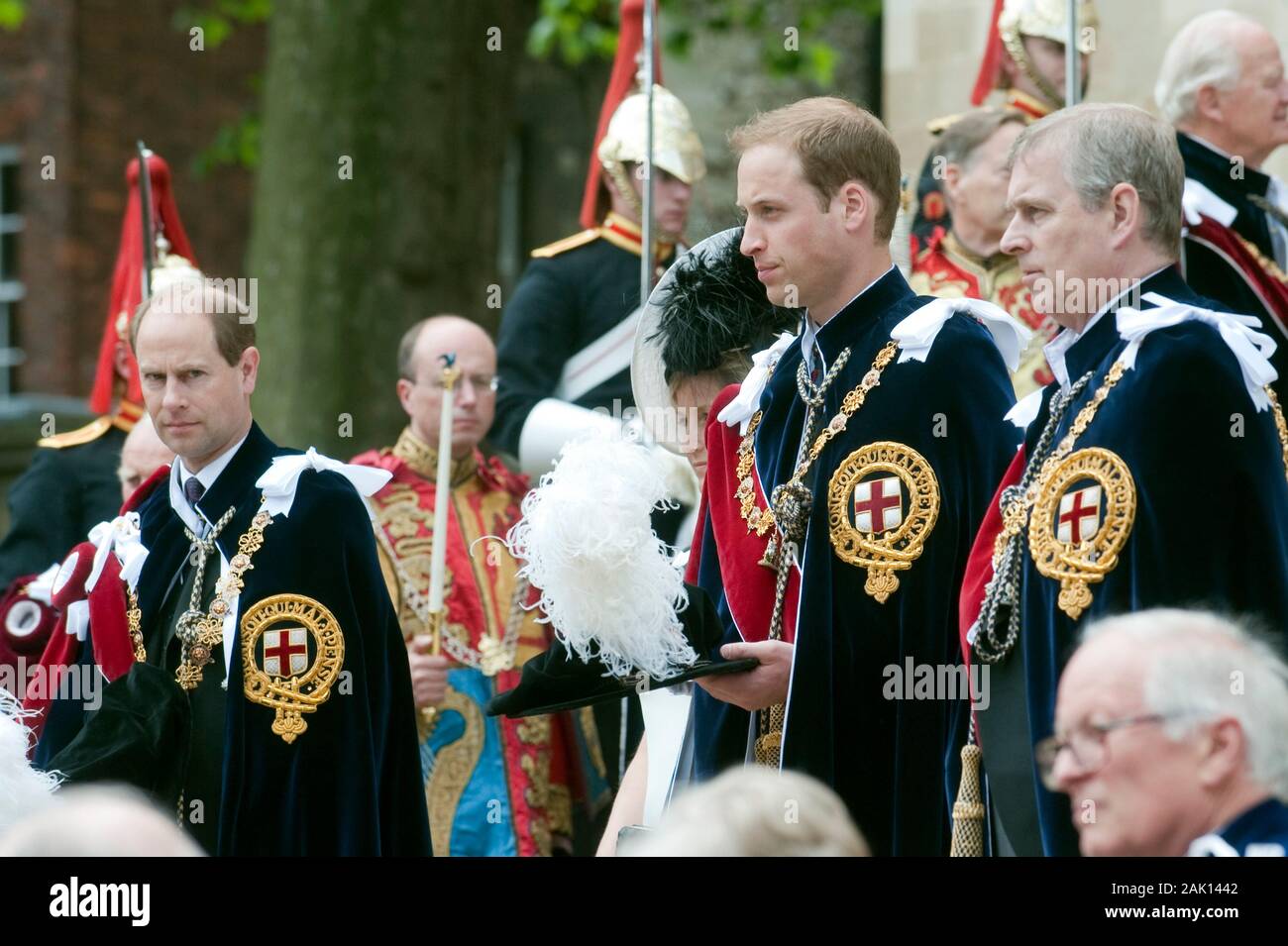 Prince Edward Duke von Wessex, Prinz William Herzog von Cambridge und Prinz Andrew melden Sie die anderen Mitglieder der Königlichen Familie an den edlen Auftrag des Strumpfband Zeremonie an die St Georges Kapelle, Windsor im Jahr 2010. Stockfoto