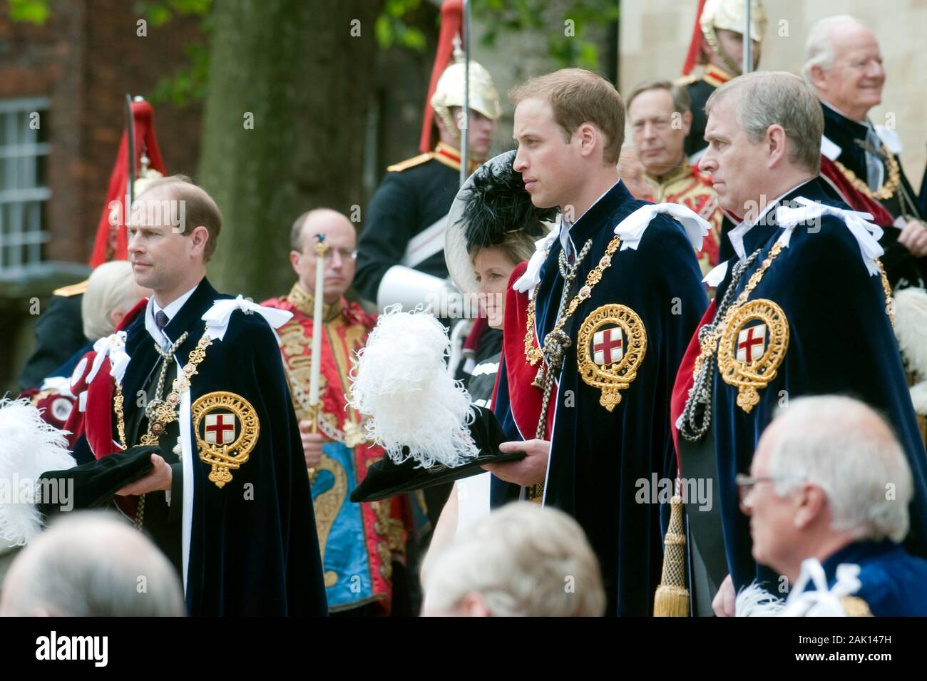 Prince Edward Duke von Wessex, Prinz William Herzog von Cambridge und Prinz Andrew melden Sie die anderen Mitglieder der Königlichen Familie an den edlen Auftrag des Strumpfband Zeremonie an die St Georges Kapelle, Windsor im Jahr 2010. Stockfoto