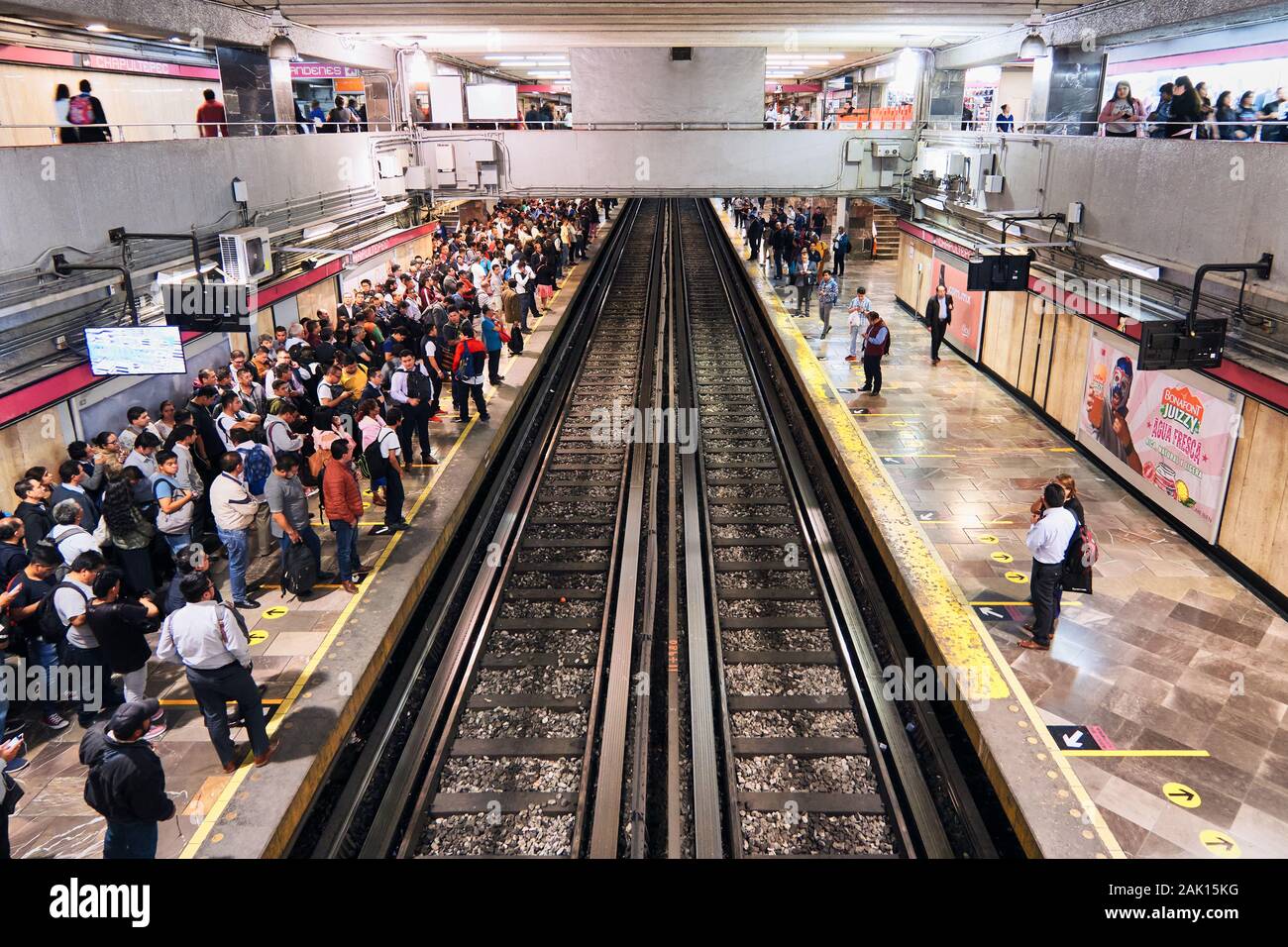 Mexiko City, 16. Oktober 2019 - Die Menschen warten für die U-Bahn station Chapultepec in Mexiko-stadt während der Rush Hour nach der Arbeit. Stockfoto