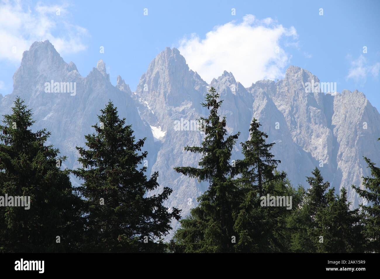 Blick auf die berühmten Dolomiten Bergspitzen im Sommer, der Dolomiten von Brenta Gruppe, Italien Stockfoto