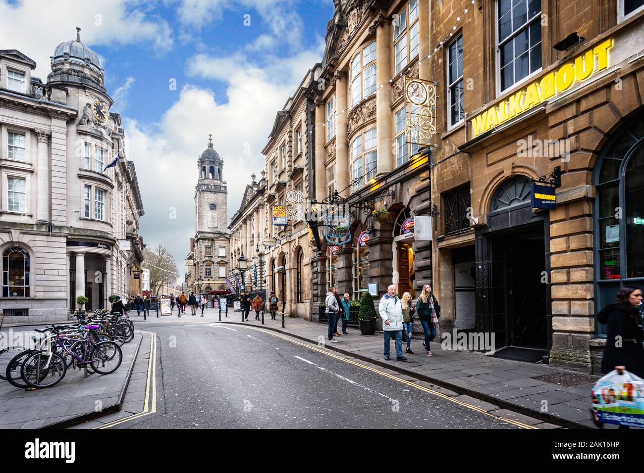 Mais Street und All Saints' Church, Bristol, Avon, Großbritannien am 31. Dezember 2019 Stockfoto