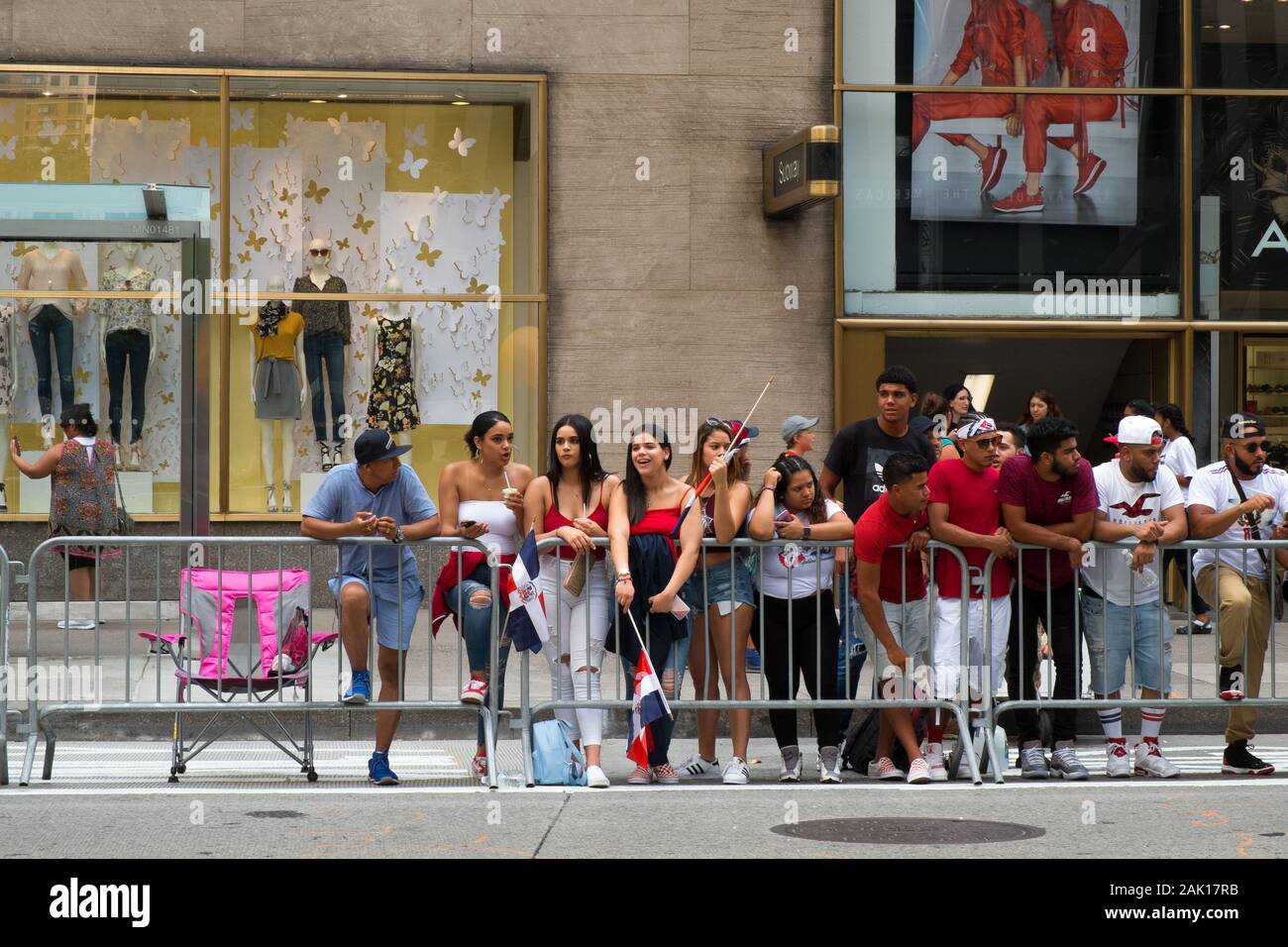 Die Menschen feiern während der Dominikanischen Day Parade in Manhattan, New York, USA Stockfoto
