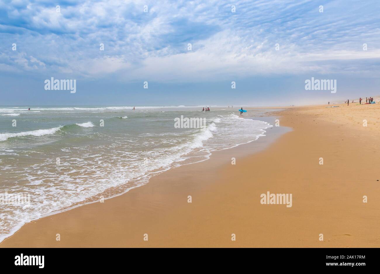 Ocean Beach an der Atlantikküste Frankreichs in der Nähe von Lacanau-Ocean, Bordeaux, Frankreich. Windig und bewölkt Sommer Tag Stockfoto