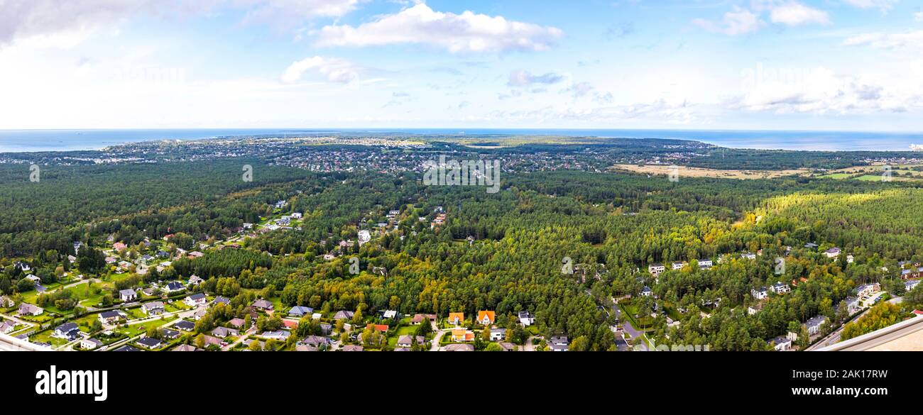 Panoramablick auf die Antenne drone Ansicht der schönen grünen Landschaft am Stadtrand von Tallinn, Estland. Die Tallinner Bucht der Ostsee auf dem Hintergrund Stockfoto