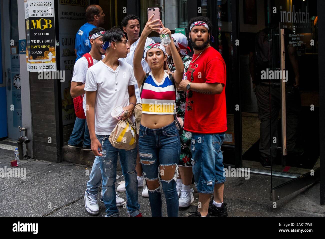 Die Menschen feiern während der Dominikanischen Day Parade in Manhattan, New York, USA Stockfoto
