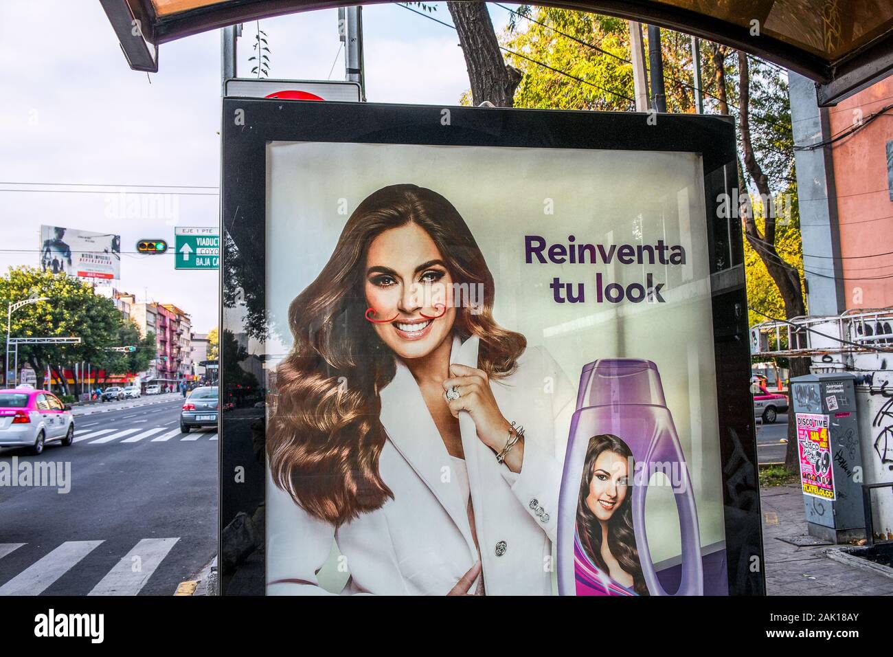 „Erfinden Sie Ihren Look neu“, eine beschädigte Beauty-Werbung an einer Bushaltestelle in Mexiko-Stadt Stockfoto