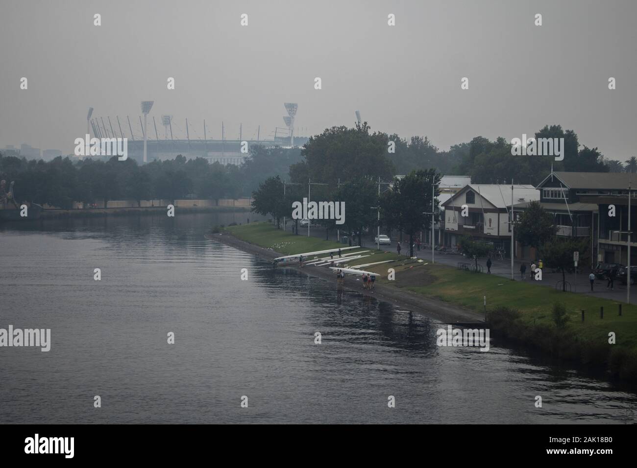 Melbourne, Australien. 6. Januar 2020. Eine Ansicht der MCG Melbourne Cricket Ground und Rudern Vereine auf den Fluss Yarra eingehüllt in dunstigen Rauch aus der Buschfeuer verbreiten vom östlichen Victoria Credit: Amer Ghazzal/Alamy leben Nachrichten Stockfoto