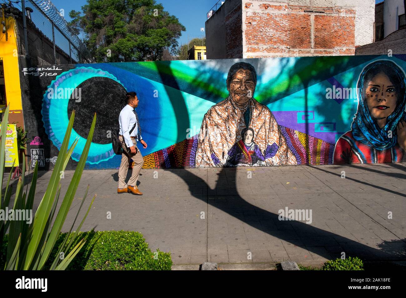 Buntes Wandbild lächelnder Frauen, Mexiko-Stadt, Mexiko Stockfoto