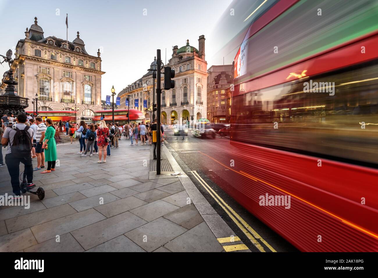 LONDON, ENGLAND - Juni 29th, 2018 - Rote Doppeldecker-Bus durch Piccadilly Circus - London vorbei. Stockfoto