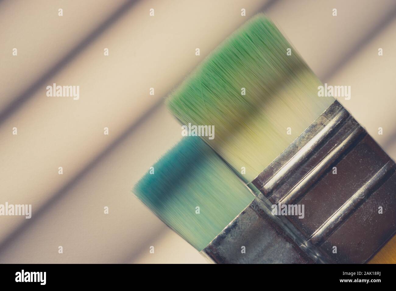 Zwei benutzte Pinsel für die Malerei auf dem Tisch. Stockfoto