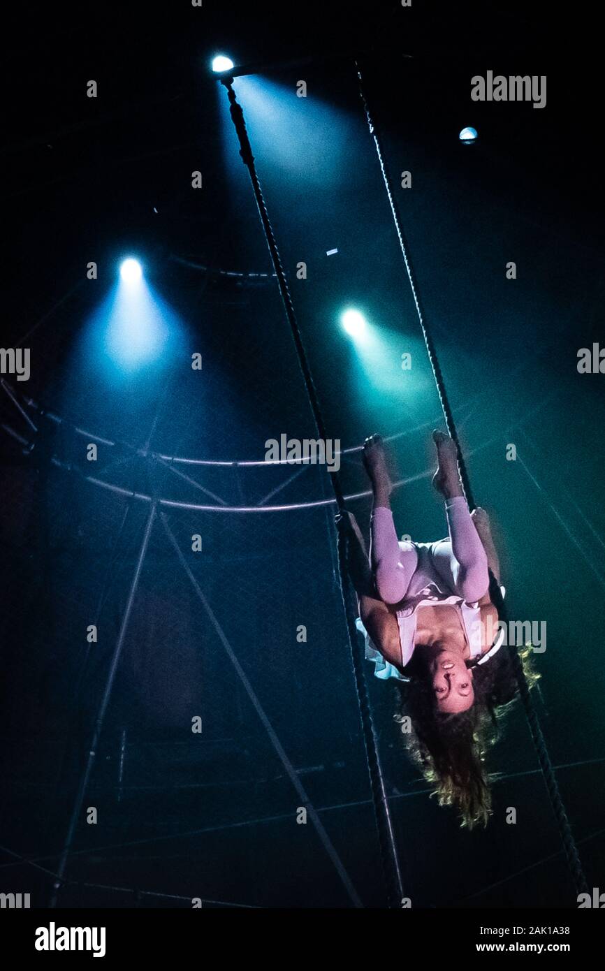 NoFit State Circus führt Ihre neue Show "Lexikon" im Roundhouse Veranstaltungsort im Norden von London, UK. Stockfoto