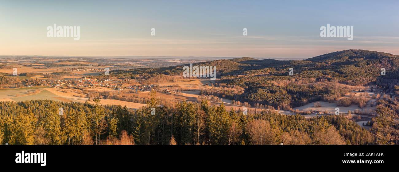 Panorama-Landschaft mit Dörfern, Wald, Wiesen, Feldern und Hügeln, blauem Himmel Stockfoto