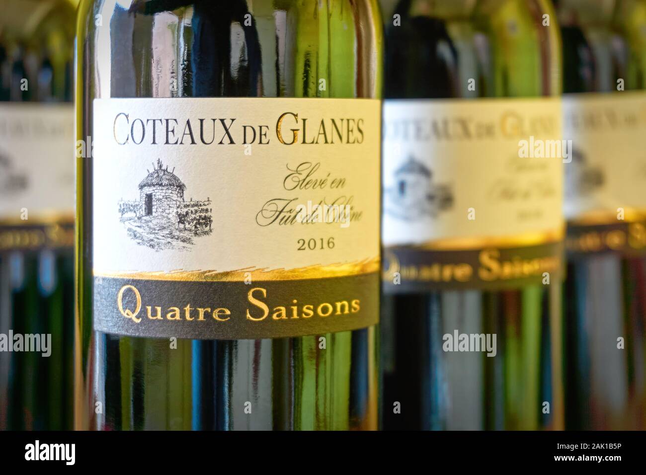 Flaschen Coteaux de Glanes. Ein schöner Rotwein aus dem Südwesten Frankreichs. Die Weinberge liegen in der Nähe des Dordogne-Tals Stockfoto
