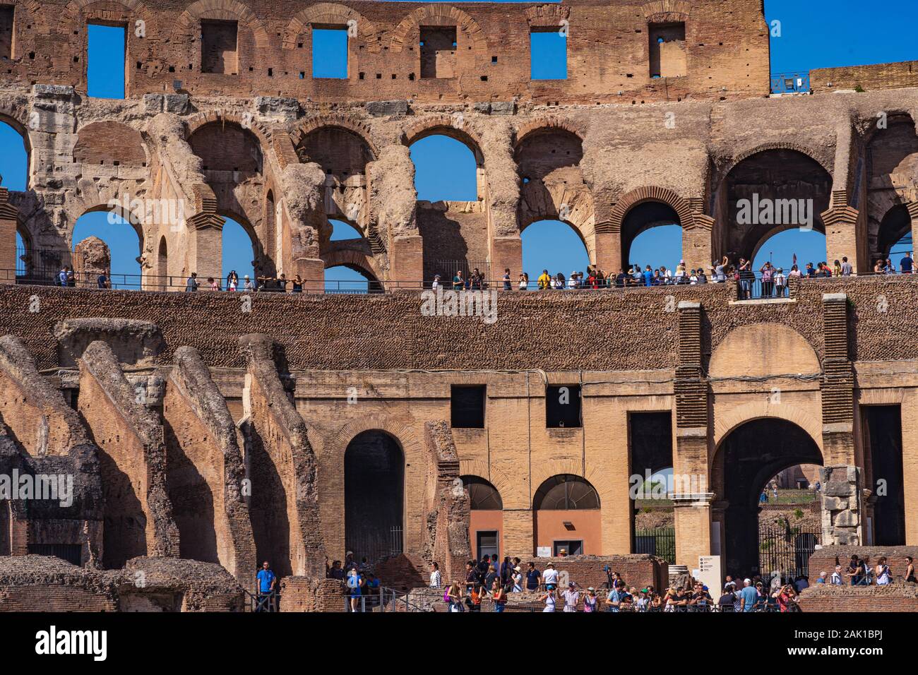 Rom, Italien, 17. September 2019: Im Kolosseum in Rom. Touristen gehen herum Amphitheater Kolosseum. Sehenswürdigkeiten in Rom Stockfoto