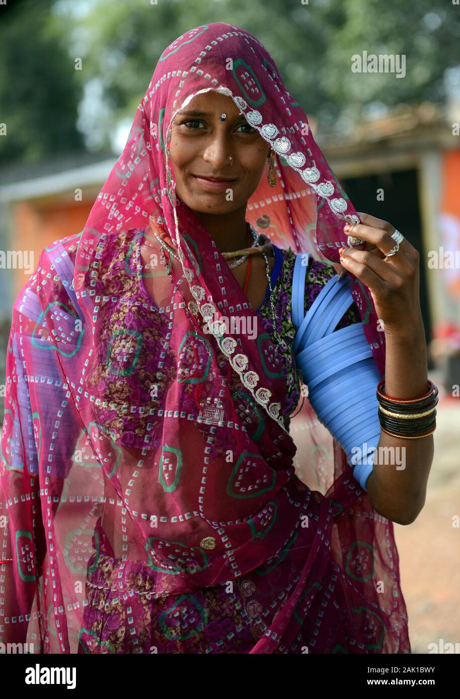 Rajasthani-Frau, die Chuda trägt (traditionelle Armweiße Bangles). Stockfoto