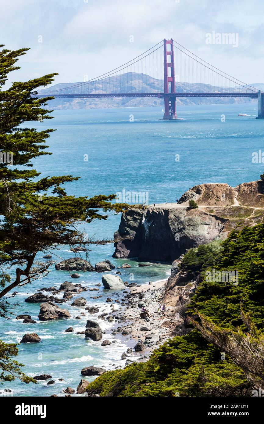 Die Golden Gate Bridge. San Francisco, Kalifornien, USA. Blick über die South Bay von Lands End Lookout. Stockfoto
