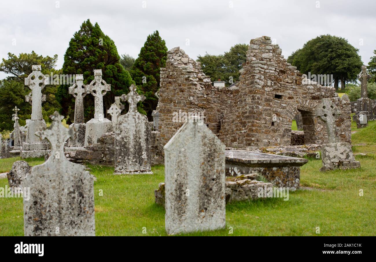 Archäologische Stätte von Clonmacnoise in Irland mit einer Kathedrale, Kirchen, ein Friedhof, Grabplatten und mehrere Tempel, Türme und Kreuze Stockfoto