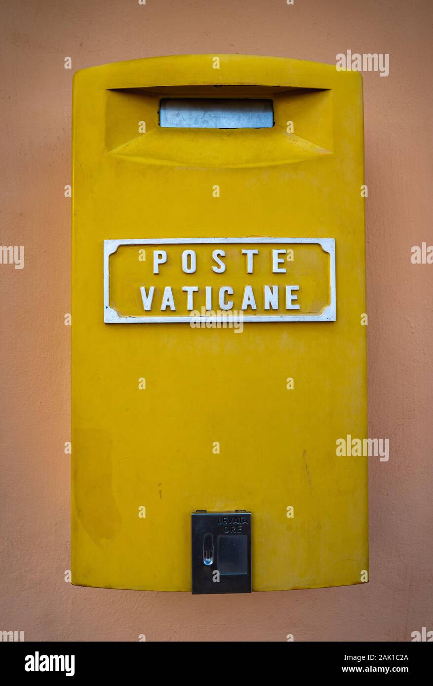 Briefkasten für E-mails in Vatikanstadt. Gelbe Box für Briefe. Mailbox im Vatikan. Stockfoto