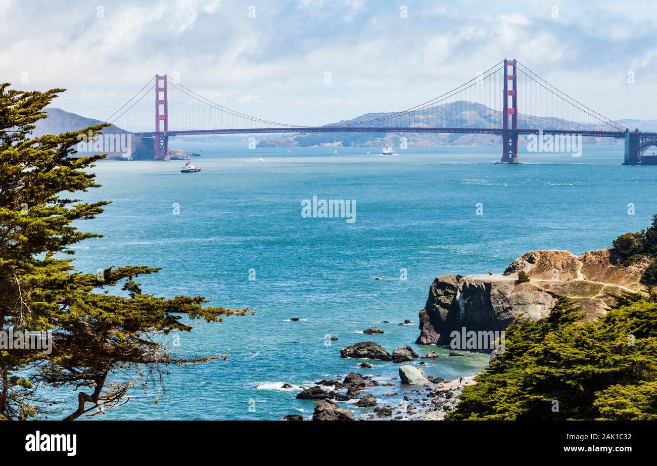 Die Golden Gate Bridge. San Francisco, Kalifornien, USA. Blick über die South Bay von Lands End Lookout. Stockfoto