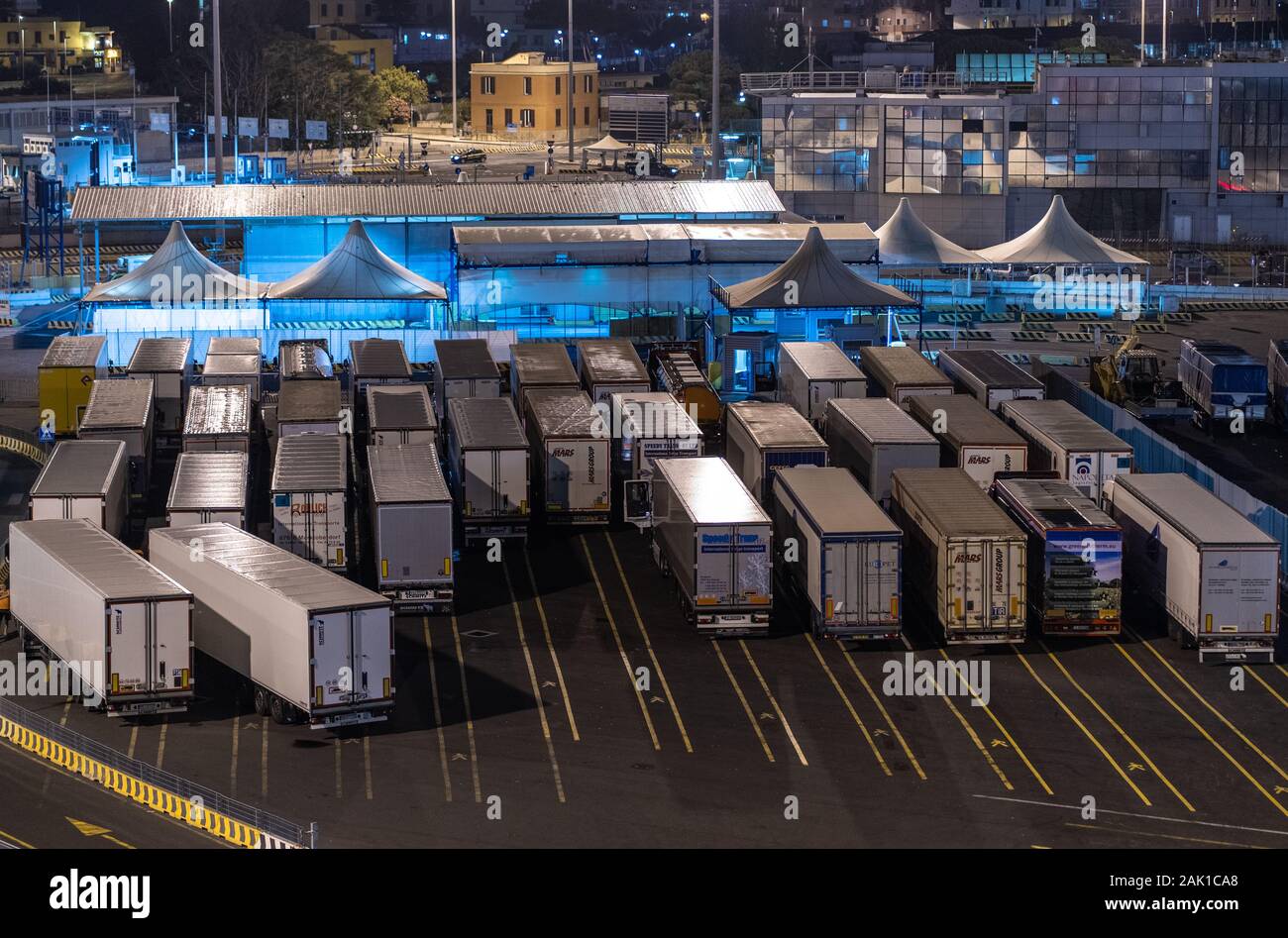 Civitavecchia, Rom, Italien, Nacht Foto - Transport Lkw für den Versand von Ware Warten auf die Fähre am Terminal geladen werden. Stockfoto