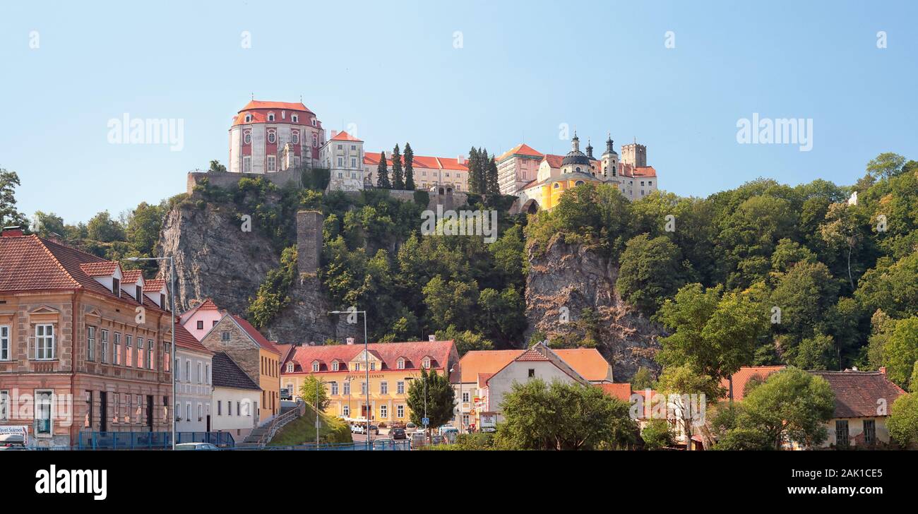 Vranov nad Dyji Chateau - Schloss im Stil der Gotik und Renaissance auf dem Felsen Stockfoto