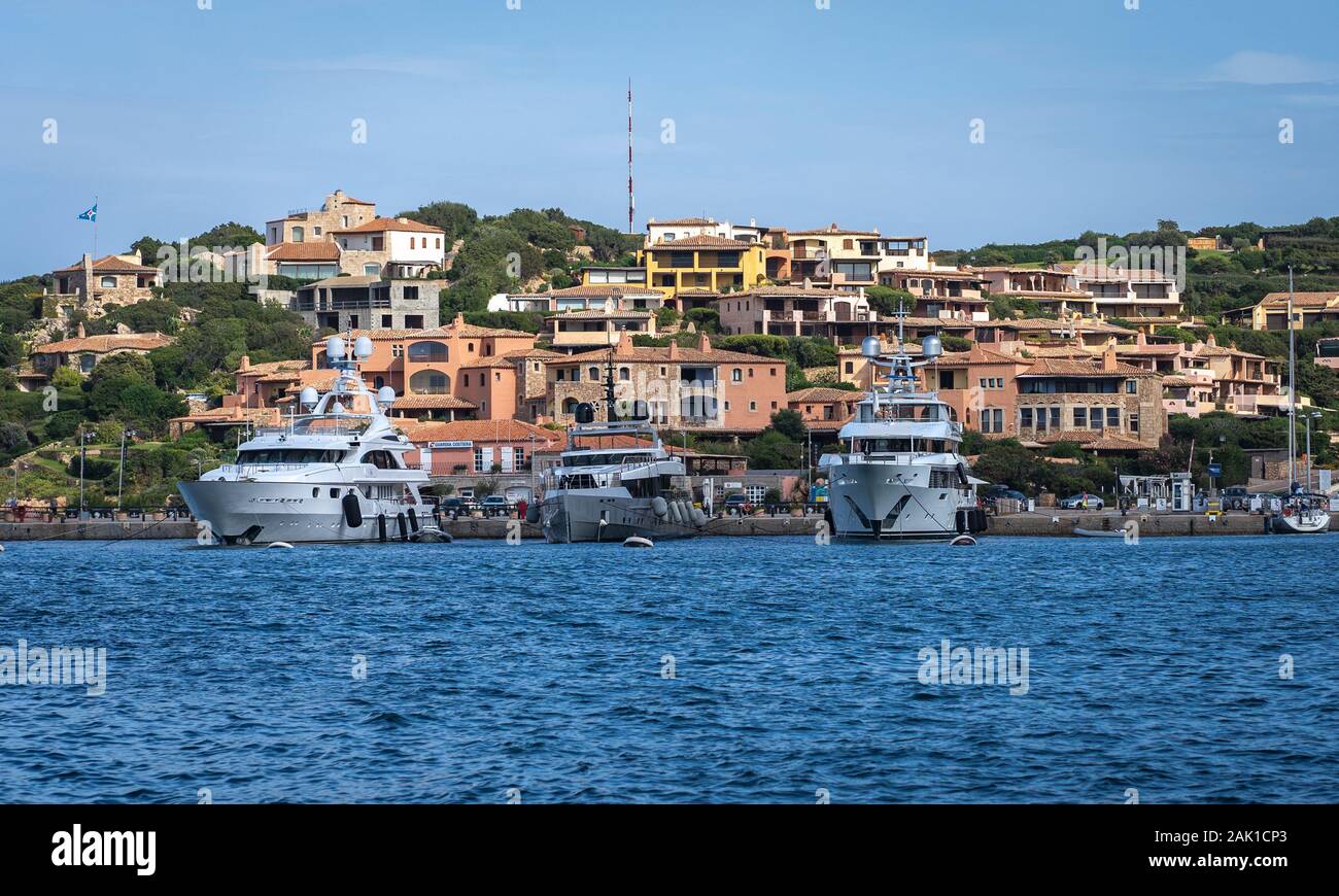 Porto Cervo - Italienische Badeort im Norden Sardiniens. Blick auf luxuriöse Yachten. Stockfoto