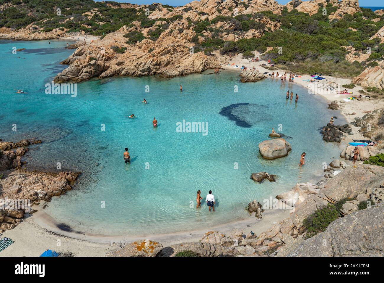 Blick auf Cala Napoletana auf Caprera Insel von oben. Türkisblaues Wasser von Sardinien, Cala Napoletana Im Maddalena Archipel Stockfoto