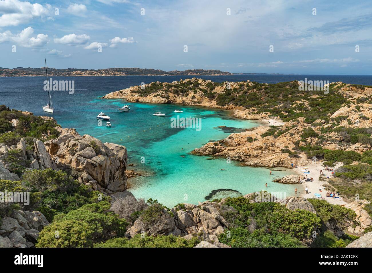Türkisblaues Wasser von Cala Napoletana, Insel Caprera, Sardinien. Schönes Reiseziel - das Maddalena Archipel, besten Strände Europas Stockfoto