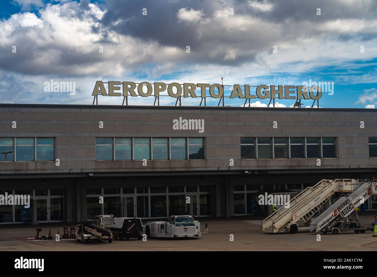 Alhgero, Sardinien, Italien - 24 September 2019: Gebäude der Flughafen Alghero-Fertilia. Sardinien - Reiseziel Stockfoto