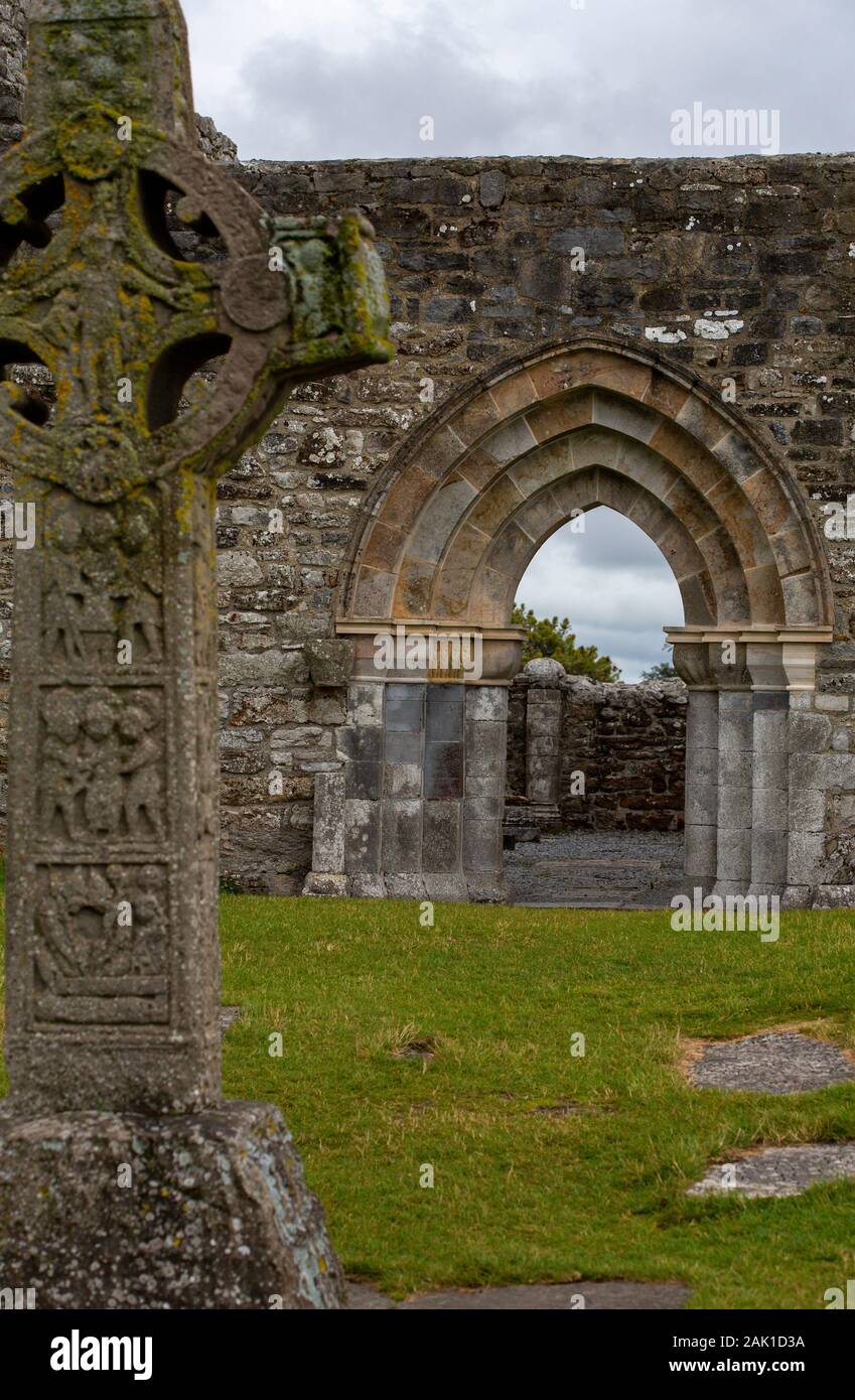 Archäologische Stätte von Clonmacnoise in Irland mit einer Kathedrale, Kirchen, ein Friedhof, Grabplatten und mehrere Tempel, Türme und Kreuze Stockfoto