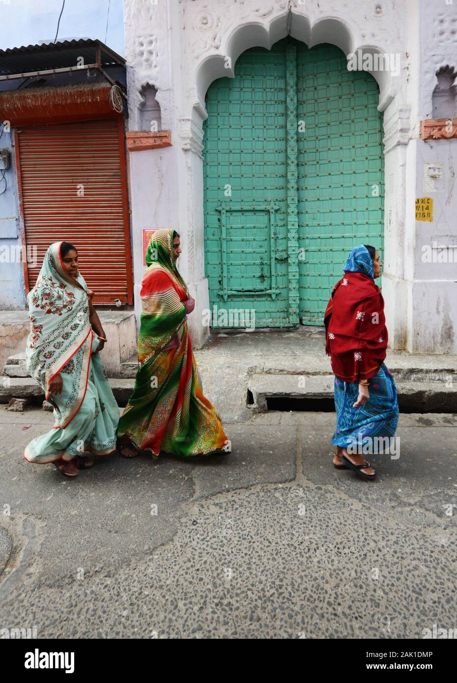Rajasthani-Frauen, die in der Altstadt von Jodhpur, Indien, spazieren gehen. Stockfoto