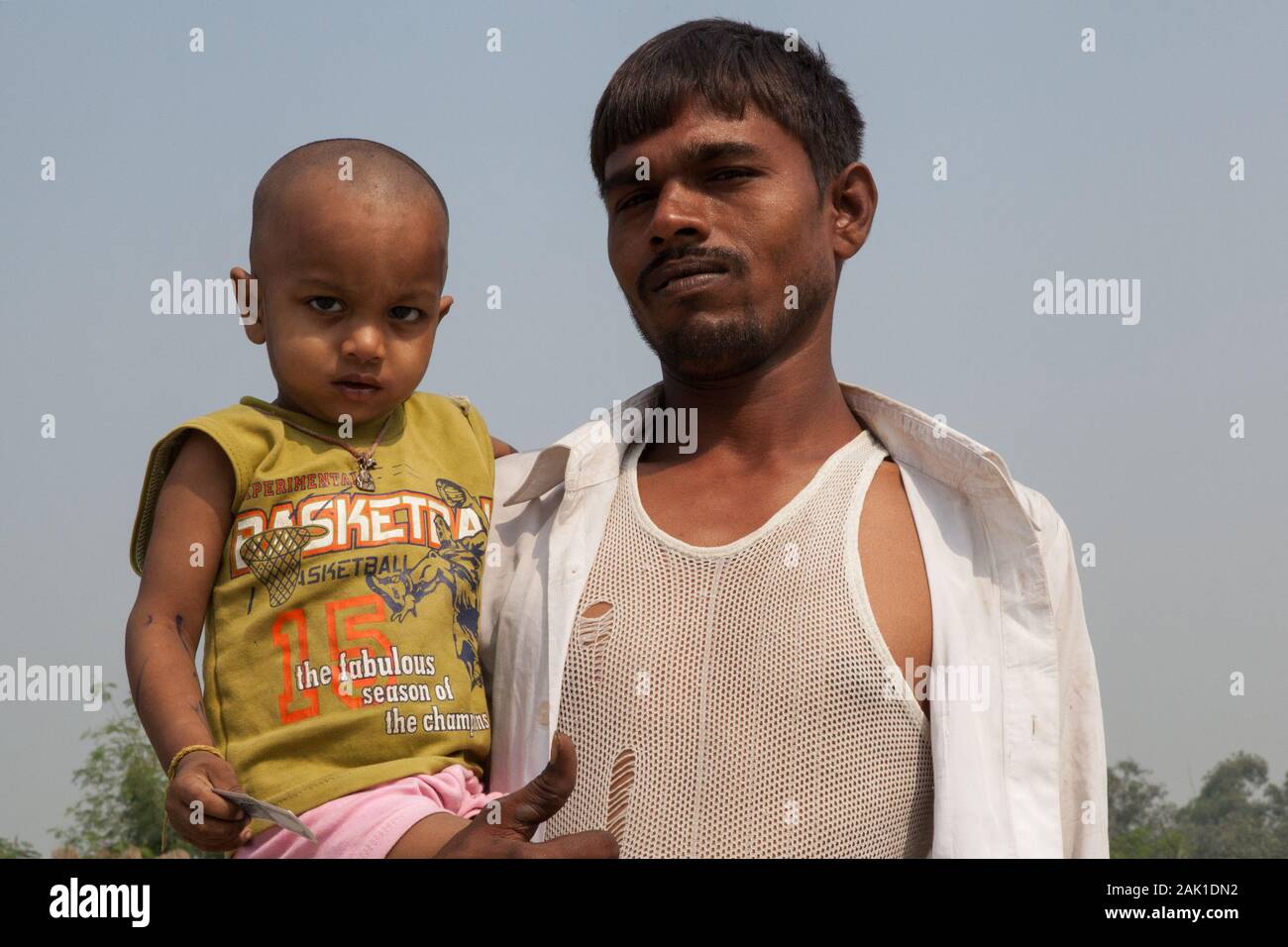 Porträt eines armen Vater und Kind in Neu Delhi, Indien Stockfoto