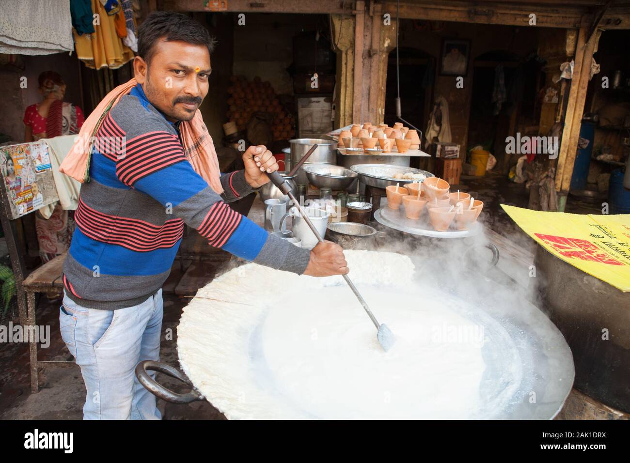 Ein Koch rühren eine riesige Pfanne von Mishti doi (süße Quark) zu einem Essen hotel in Singapore Stockfoto