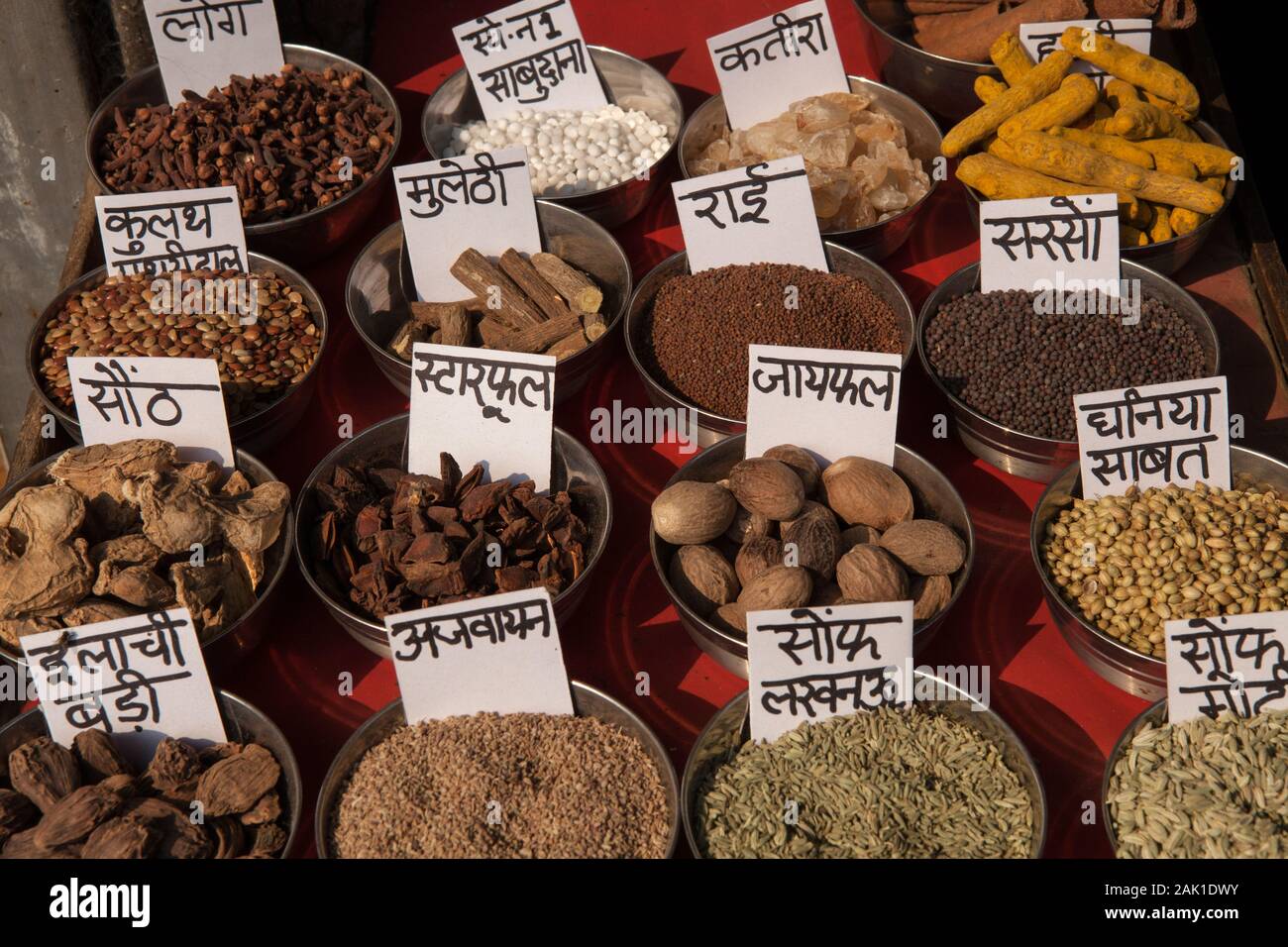 Anzeige von Gewürzen auf dem Chandni Chowk Markt in der Altstadt von Delhi Stockfoto