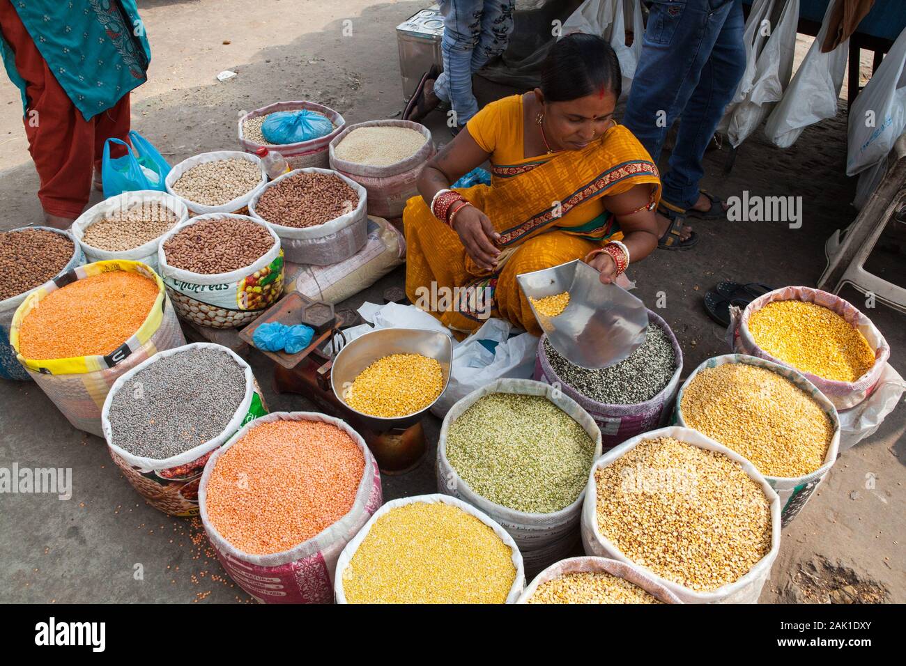 Ein Händler auf dem Gewürzmarkt in Chandni Chowk, der Altstadt von Delhi Stockfoto