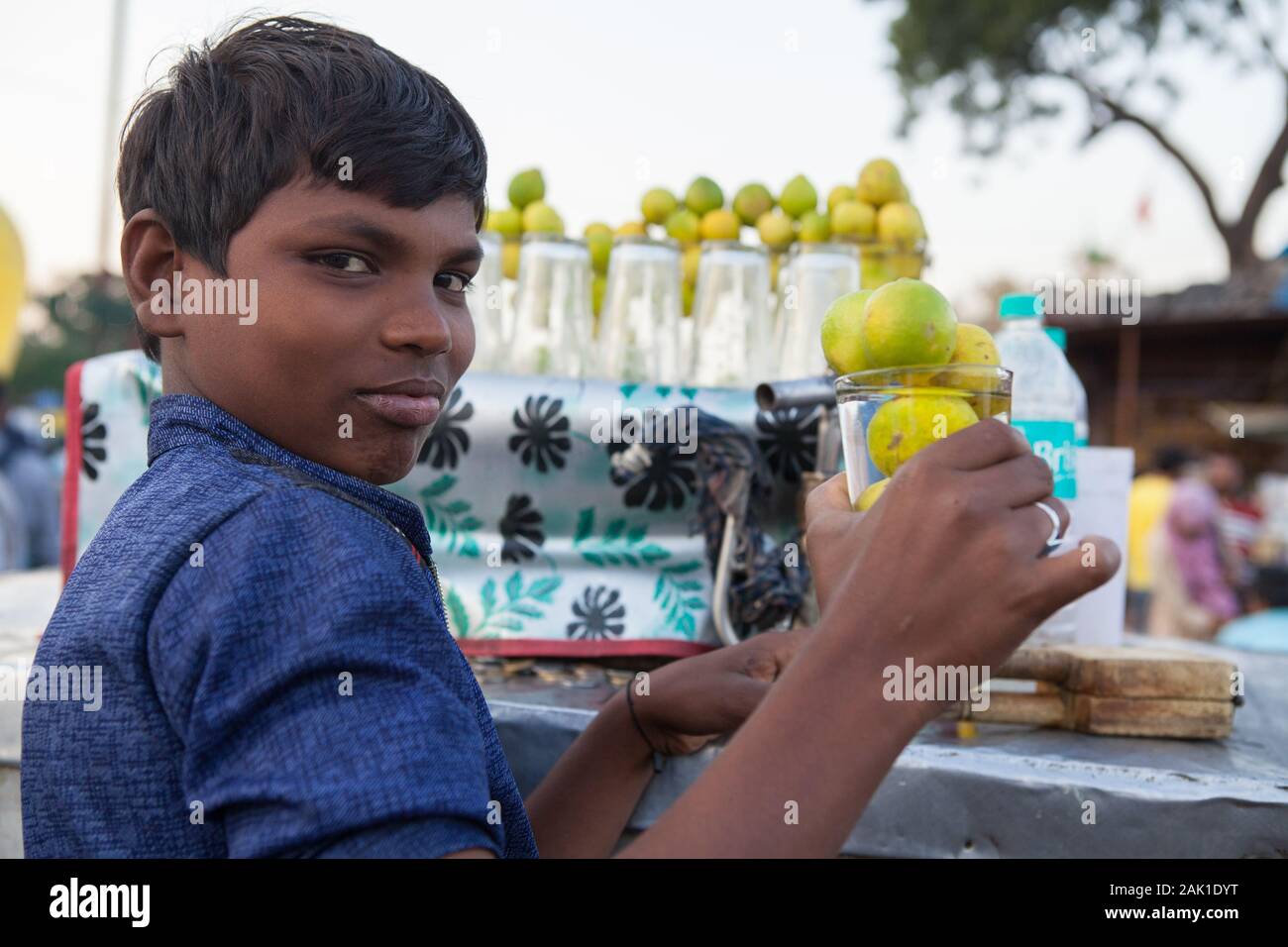 Porträt von einem Straßenhändler verkaufen Kalk - aromatisierte Wasser in der Altstadt von Delhi, Indien Stockfoto