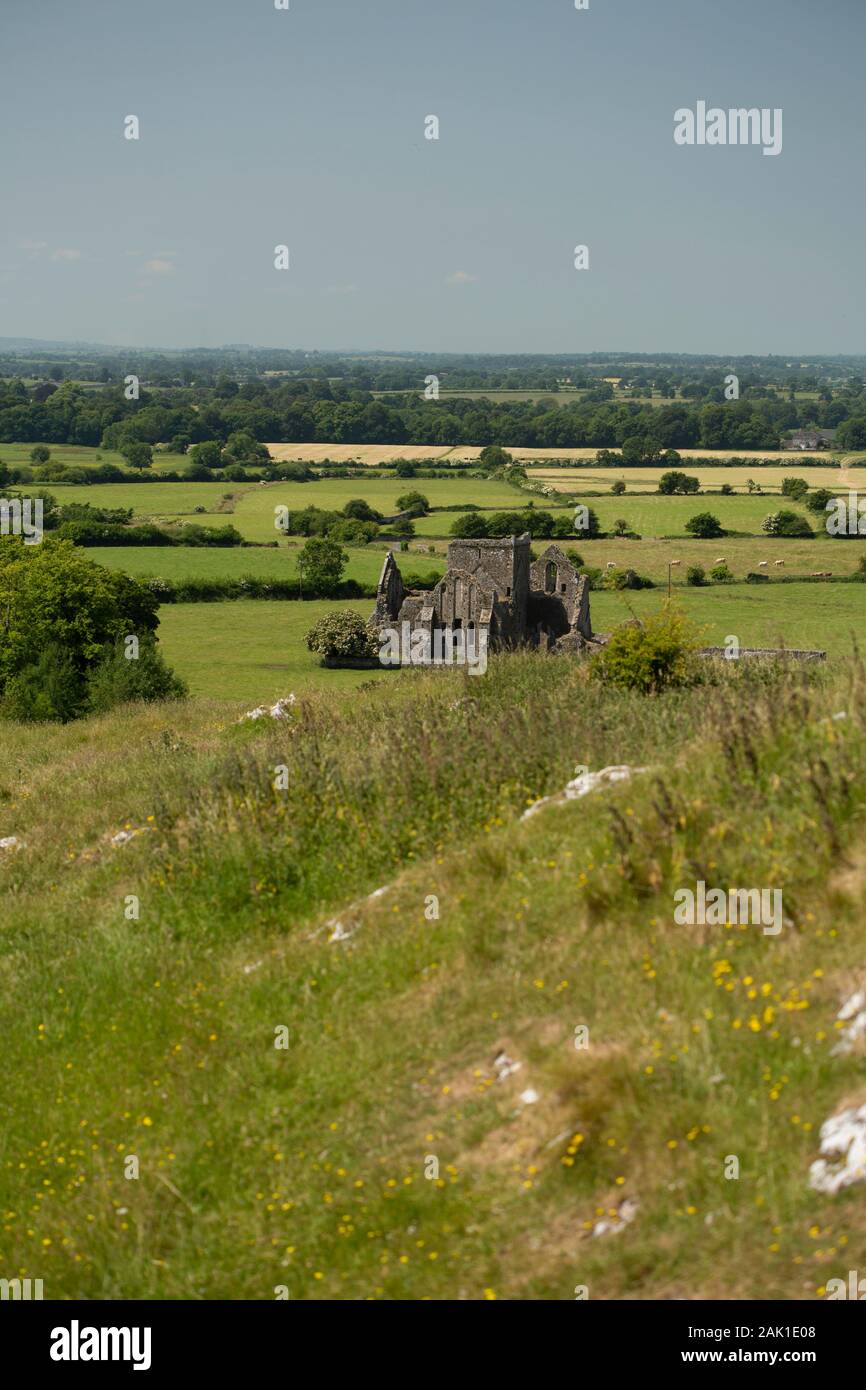 Der Rock Of Cashel, oder Saint Patrick's Rock, ist eine mittelalterliche archäologische Stätte mit einem Turm, ein Kreuz, und eine romanische Kapelle. Stockfoto