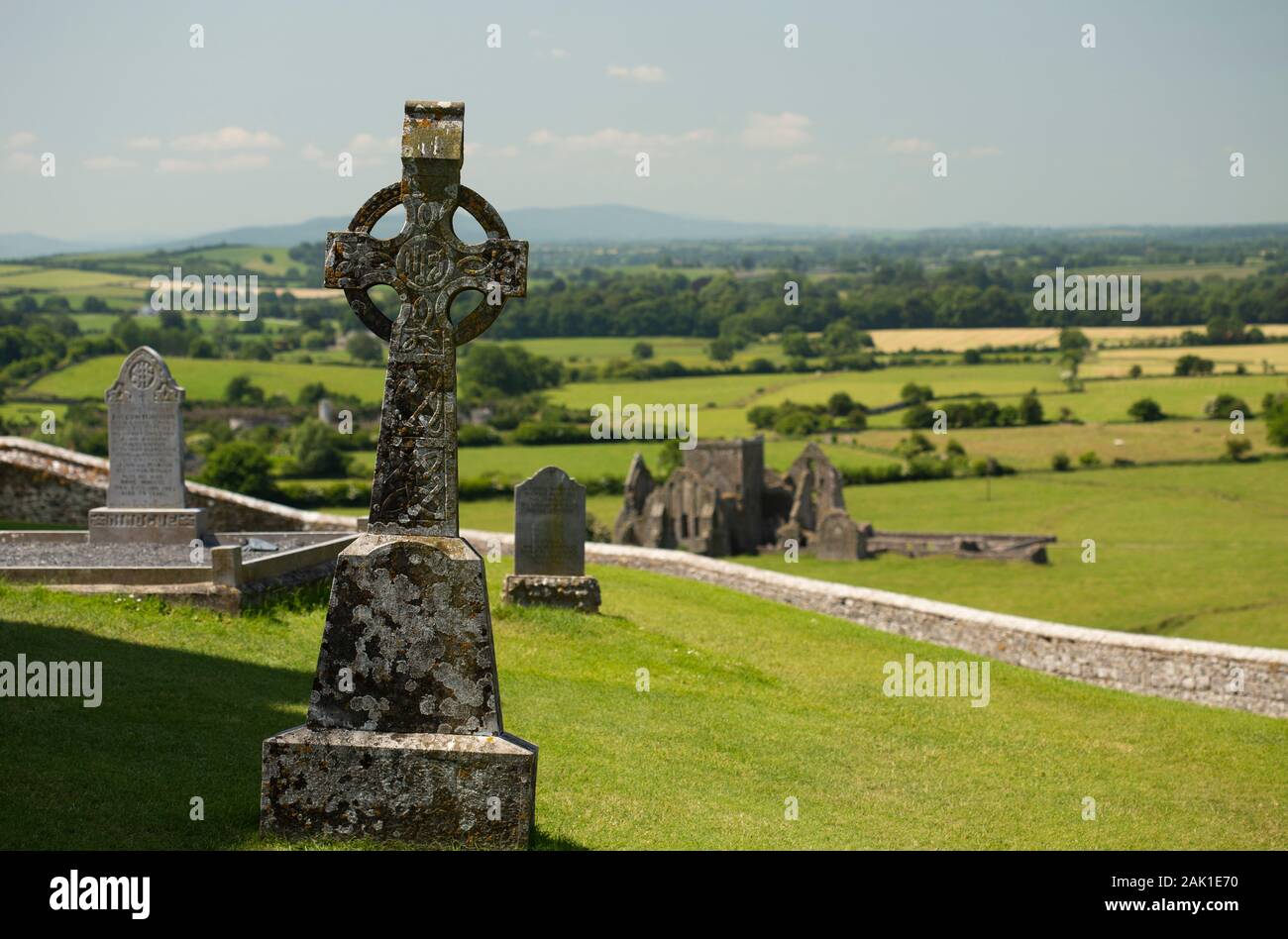 Der Rock Of Cashel, oder Saint Patrick's Rock, ist eine mittelalterliche archäologische Stätte mit einem Turm, ein Kreuz, und eine romanische Kapelle. Stockfoto