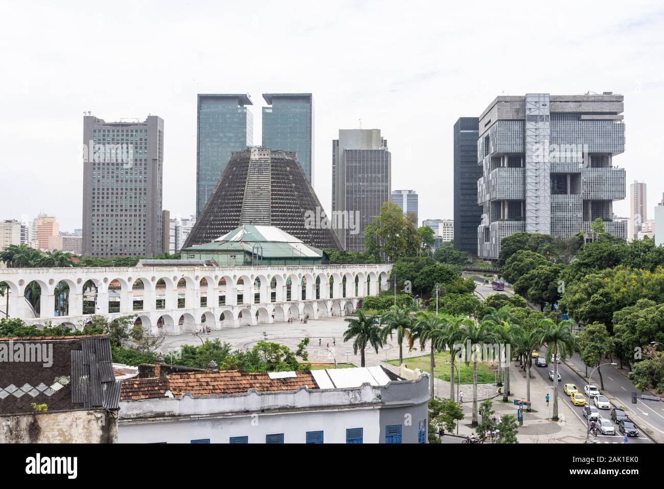 Weiß und alten historischen Arcos da Lapa Lapa (Aquädukt) mit großen Gebäude in der Innenstadt von Rio de Janeiro, Brasilien Stockfoto