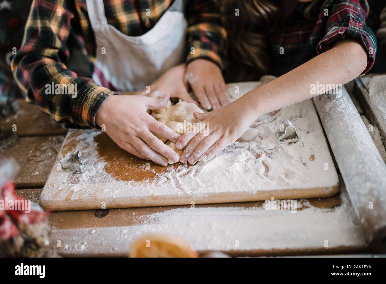 Glückliche Schwestern Kinder Mädchen backen Plätzchen. Spielen Sie mit Mehl und l Stockfoto