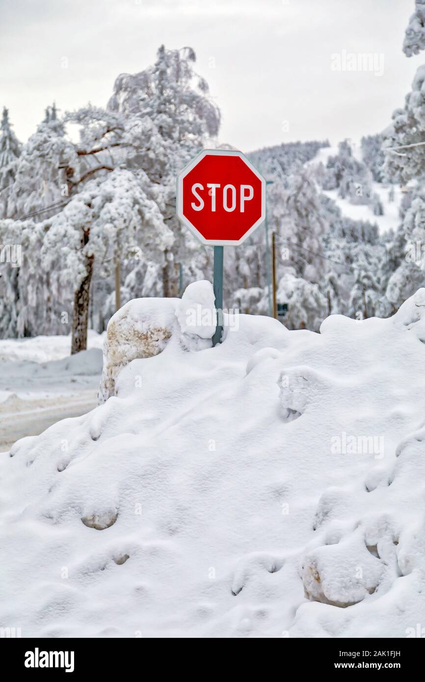 Verkehr Stop-schild an der Kreuzung mit Schnee bedeckt. Bild Stockfoto