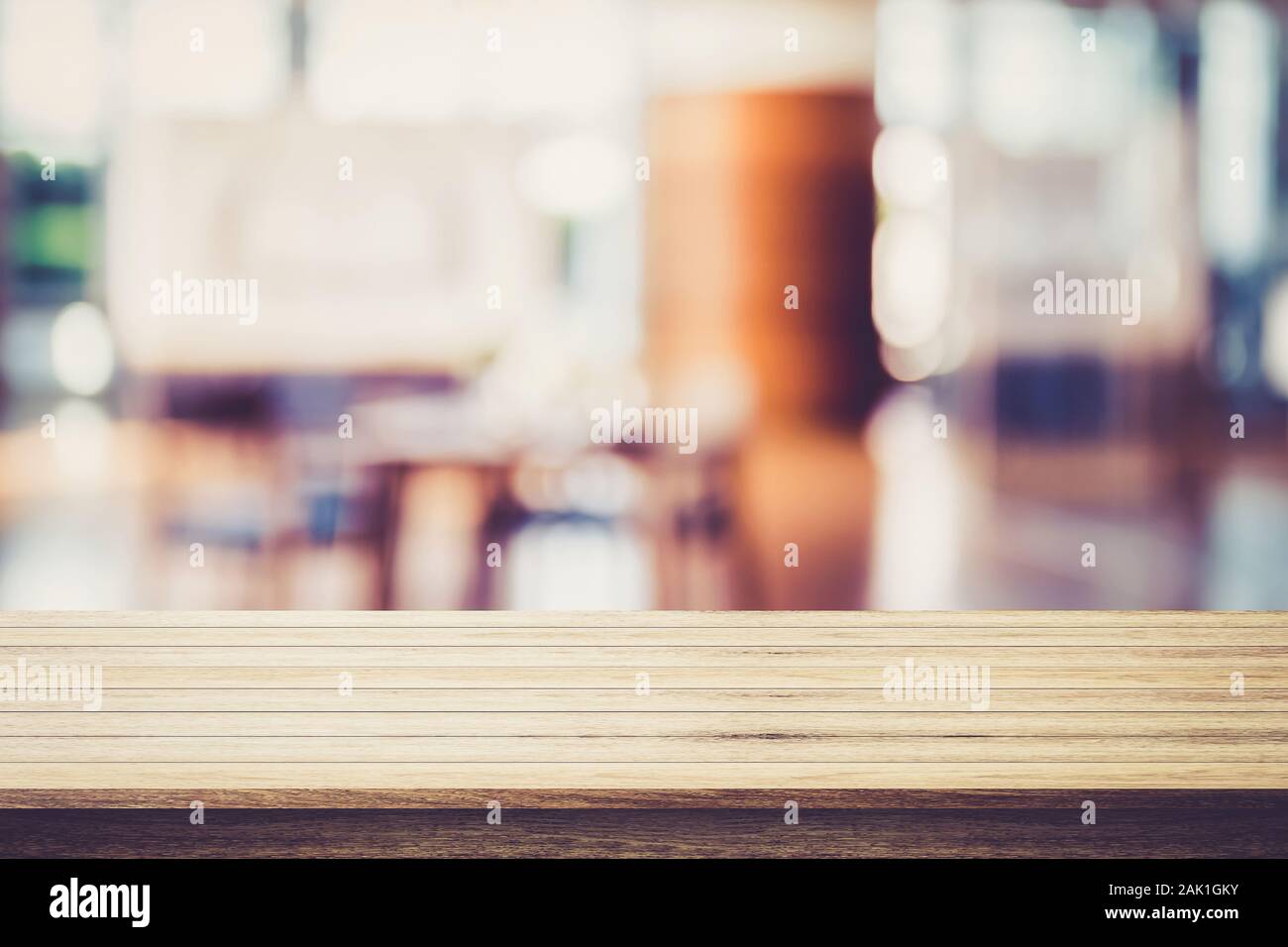 Leere Holztisch mit Restaurant blur Hintergrund - Sie können für Ihre Produkte verwendet werden. Stockfoto
